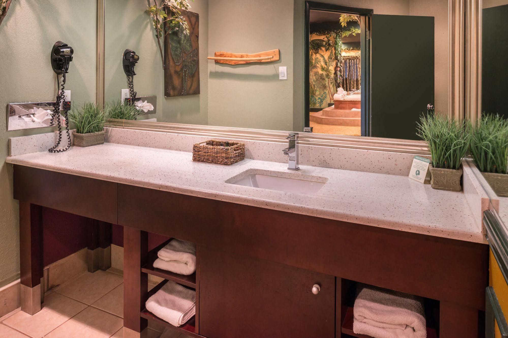 Inn Of The Dove Romantic Luxury & Business Suites Bensalem Buitenkant foto